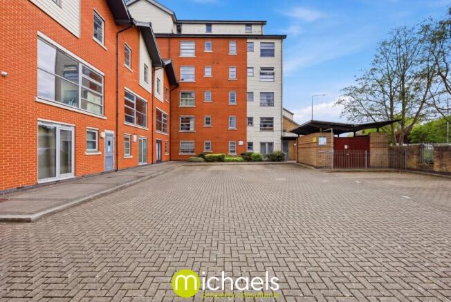 2 bed property, in Rotary Way, £190,000