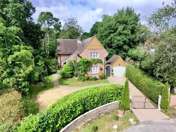 4 bed property, in South Close, £734,950