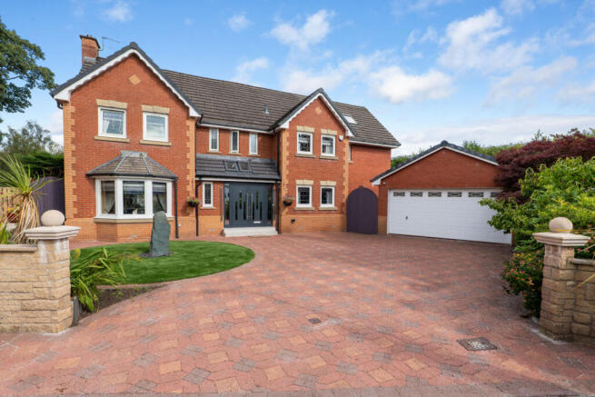 6 bed property, in 72 Douglas Muir Drive, £830,000