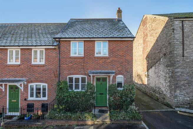 2 bed property, in Berkeley Court, £300,000
