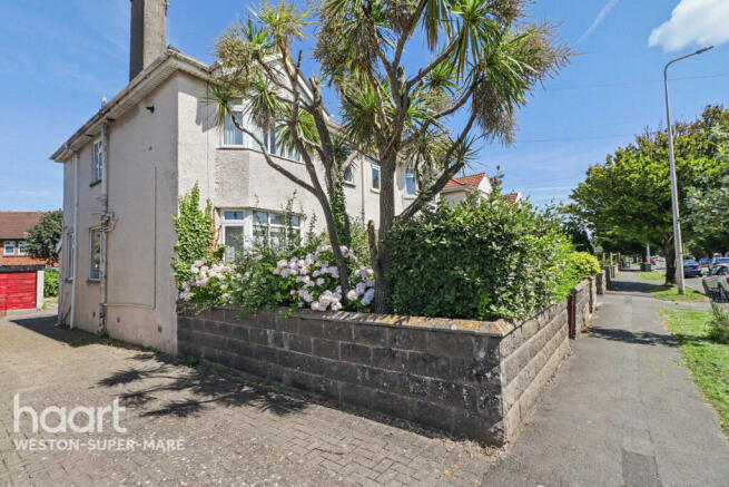 4 bed property, in Locking Road, £300,000