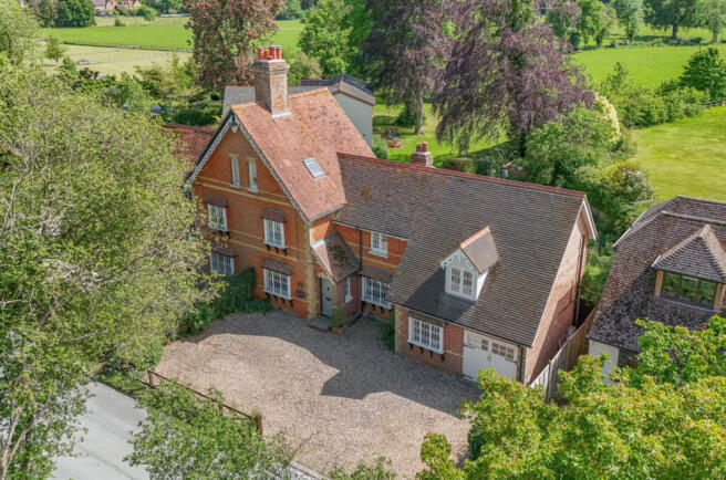 4 bed property, in Silchester Road, £725,000