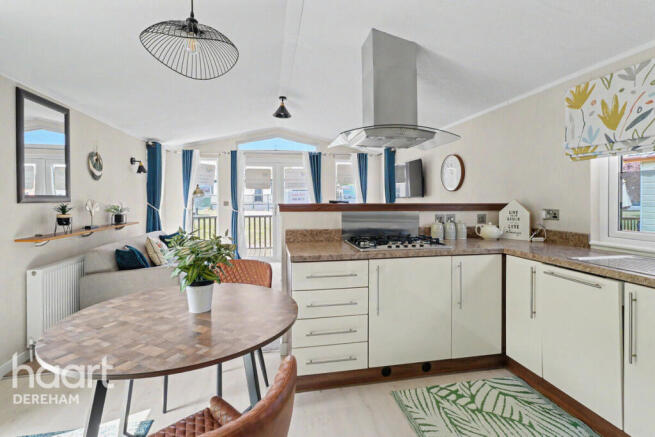 2 bed property, in Yaxham Waters Holiday Park, £129,995