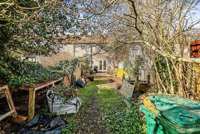 3 bed property, in Eastern Avenue, £400,000