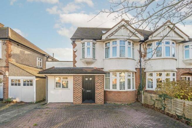 5 bed property, in Fairmead, £799,950