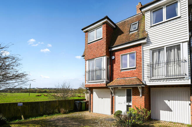 2 bed property, in Western Barn Close, £324,999