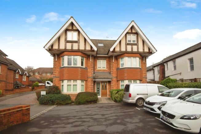 1 bed property, in Templeside Gardens, £200,000