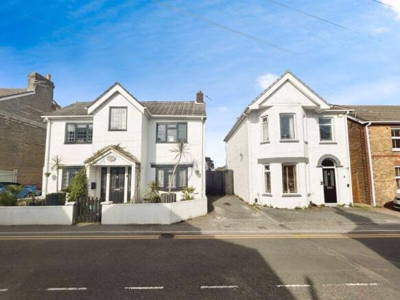 4 bed property, in Gladstone Road, £725,000