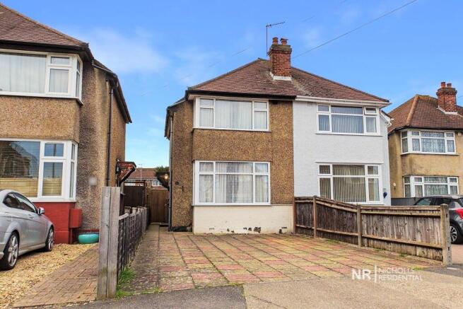 2 bed property, in Cedarcroft Road, £435,000