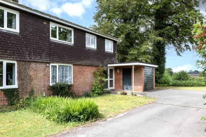 3 bed property, in Dauntsey Bridge, £495,000