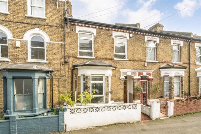 5 bed property, in Dalyell Road, £950,000