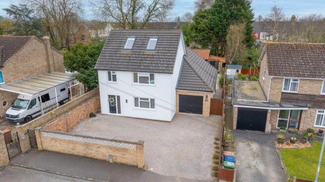 5 bed property, in Queens Street, £450,000