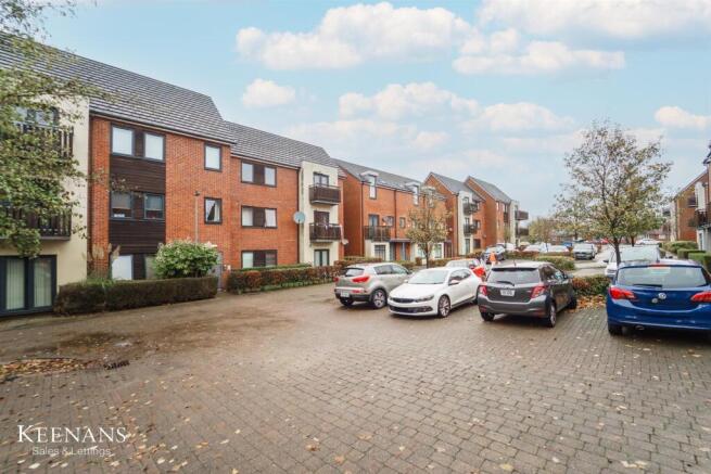 2 bed property, in Mere Drive, £110,000
