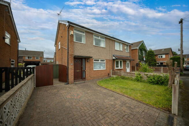 3 bed property, in Amberwood Drive, £270,000