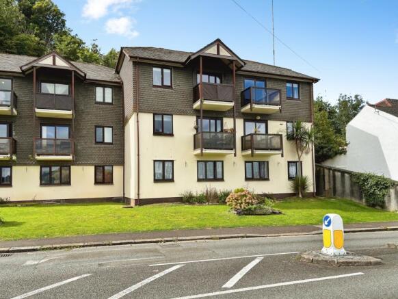 2 bed property, in Daws Court, £155,000