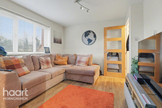 1 bed property, in 29 Naunton Way, £200,000