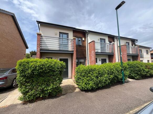 2 bed property, in Hawksbill Way, £240,000