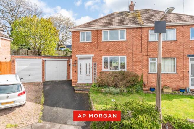 3 bed property, in Wychwood Drive, £290,000