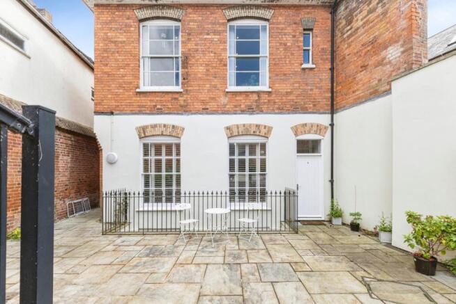 2 bed property, in White Lion Walk, £220,000