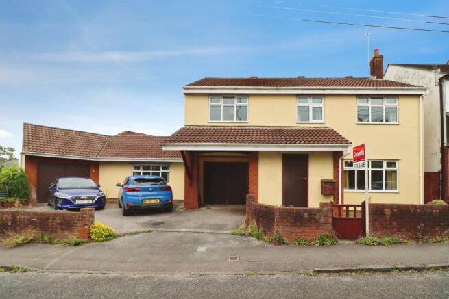 4 bed property, in Siston Common, £600,000