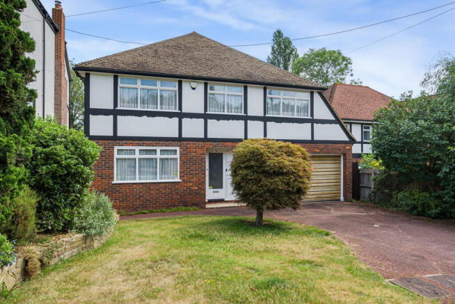 4 bed property, in Wood Lodge Lane, £950,000