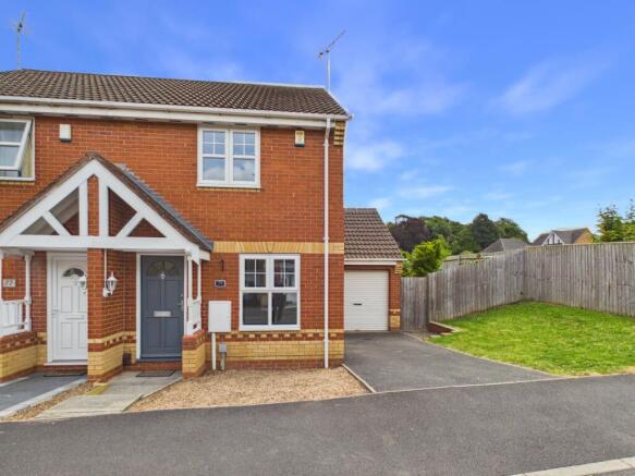 2 bed property, in Woodgate Drive, £195,000