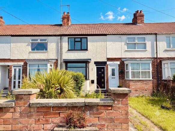 2 bed property, in Hull Road, £160,000