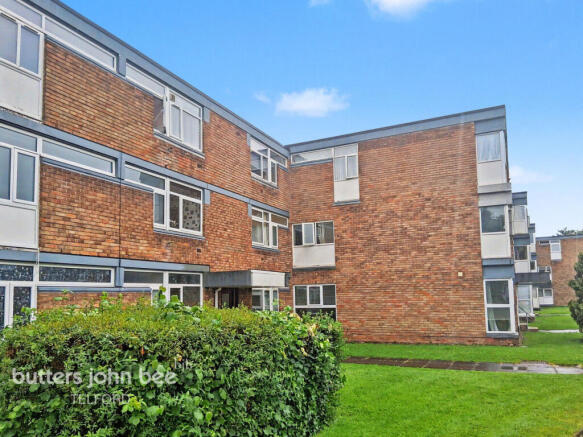 2 bed property, in Newbridge Crescent, £110,000