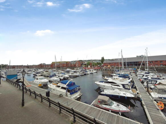 2 bed property, in Ferrara Quay, £120,000