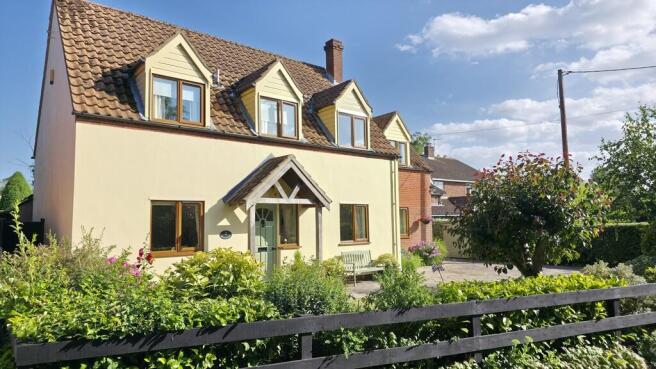 4 bed property, in Black Street, £475,000