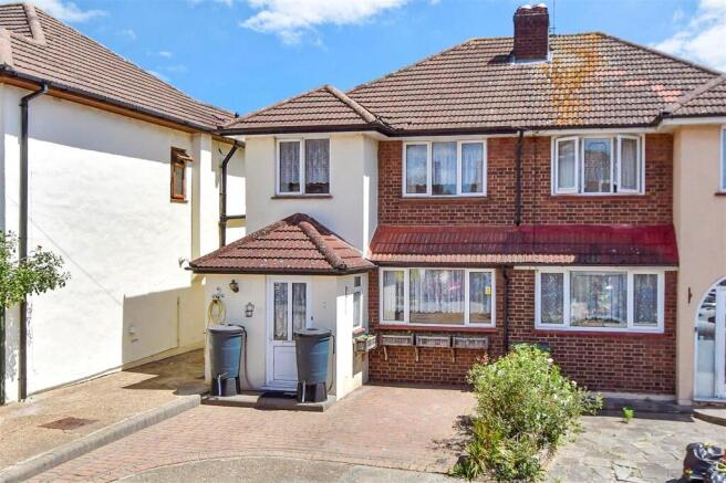 3 bed property, in Chaseside Close, £455,000