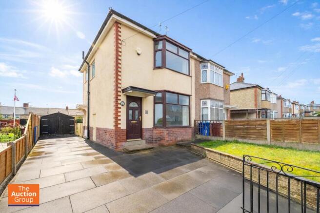 2 bed property, in Moorside Avenue, £120,000