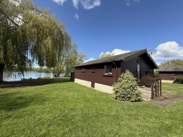 2 bed property, in Heron View, £30,000