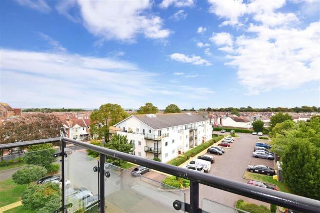 2 bed property, in Gisors Road, £195,000