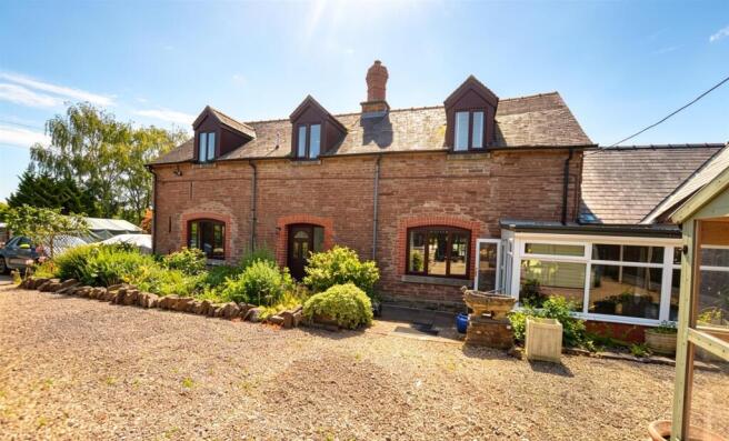 3 bed property, in Hatfield, £480,000