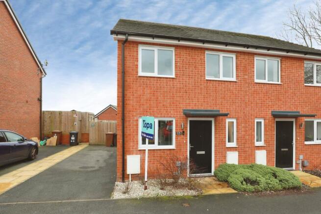 2 bed property, in Luscian Ware Close, £170,000