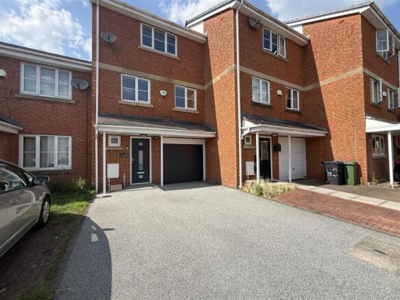 4 bed property, in Park Square, £300,000