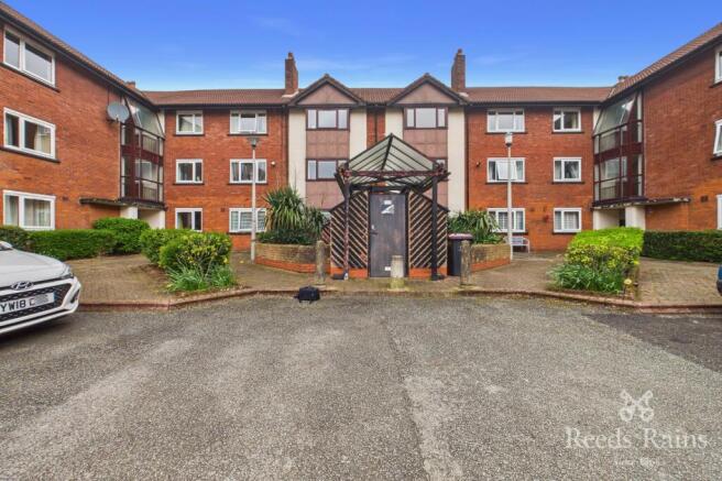 3 bed property, in Reeves Court, £99,000