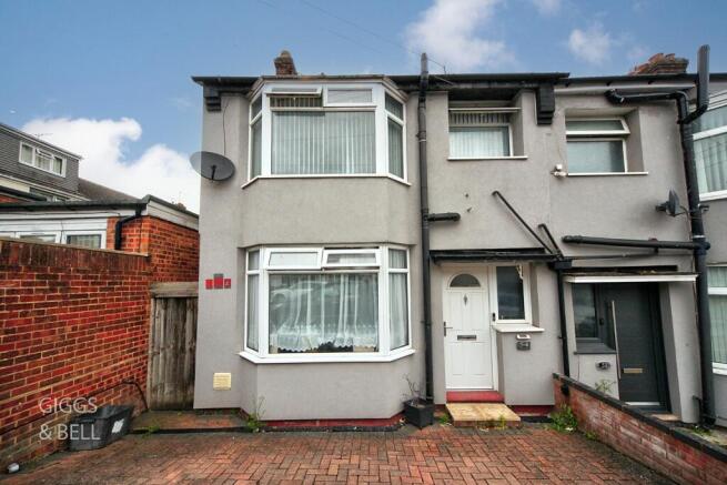 3 bed property, in Bradley Road, £325,000
