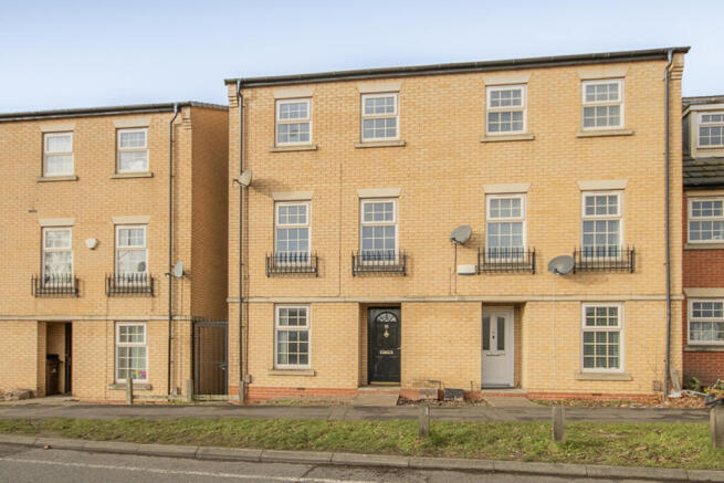 4 bed property, in Grampian Way, £190,000