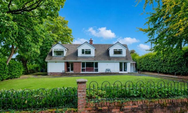 6 bed property, in Allanshaw Gardens, £599,995