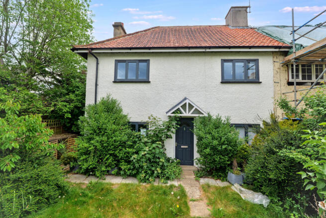 3 bed property, in Vicarage Road, £500,000