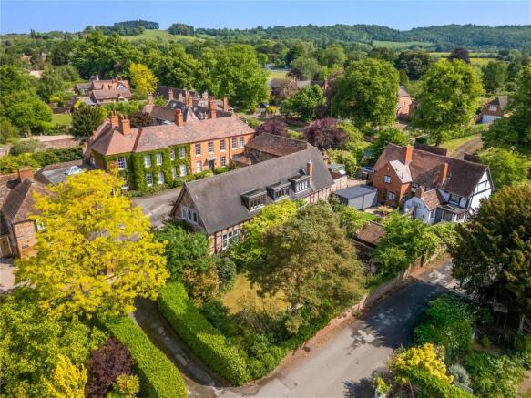 4 bed property, in Fladbury, £350,000