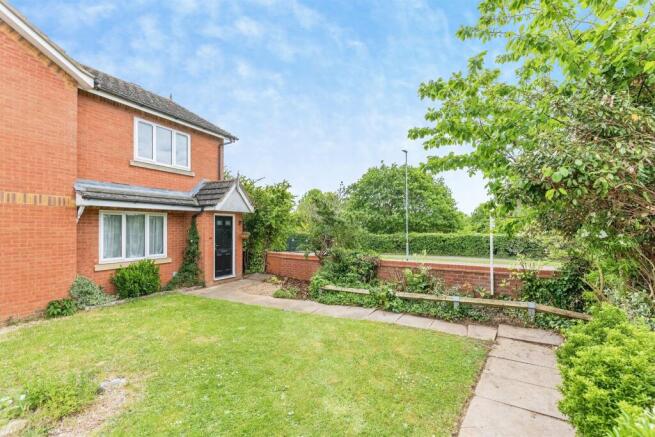 2 bed property, in Cross Waters Close, £200,000