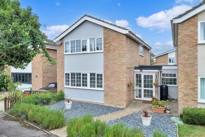 4 bed property, in Flambards Close, £450,000