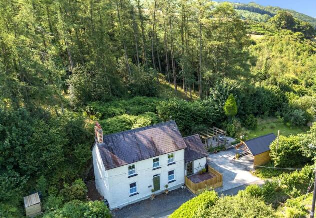 4 bed property, in Cynghordy, £445,000