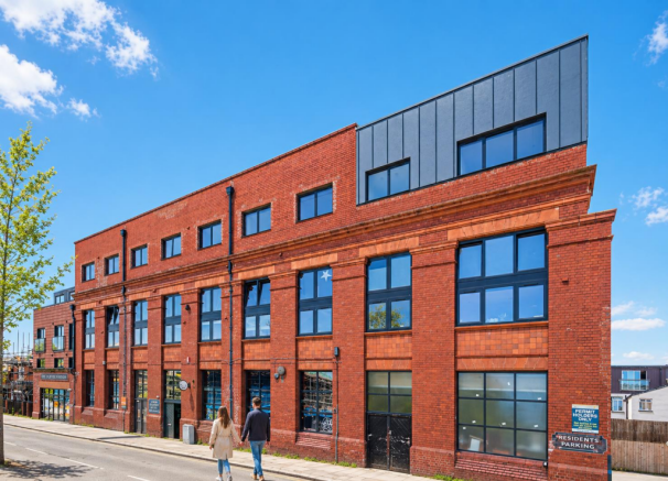 1 bed property, in Raleigh Road, £255,000