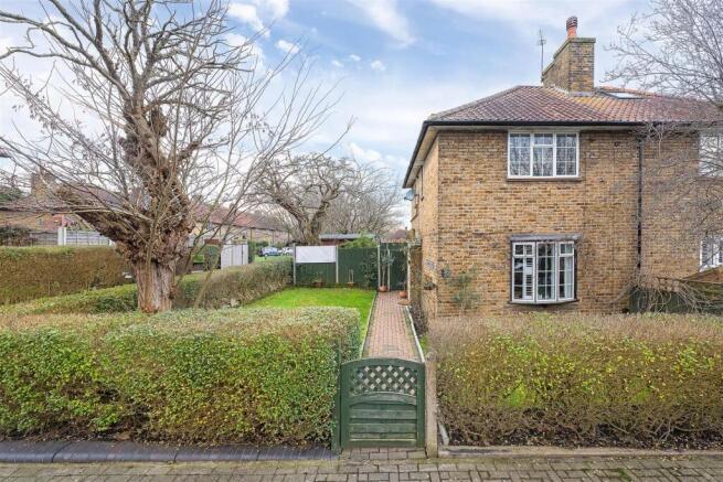 2 bed property, in Sunnymead Road, £725,000