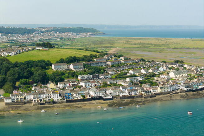2 bed property, in Appledore, £195,000