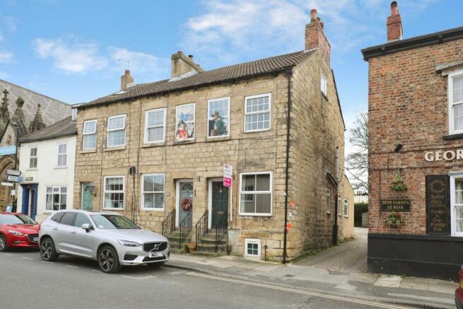 2 bed property, in Briggate, £165,000